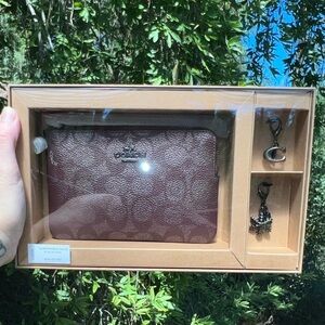 NWT COACH Corner Zip Wristlet in Signature Canvas Boxed w Charms CW958 AUTHENTIC